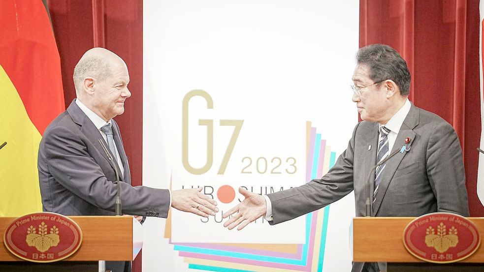Shakehands: Bundeskanzler Olaf Scholz (l.) und Japans Ministerpräsident Fumio Kishida. Foto: Kay Nietfeld/dpa
