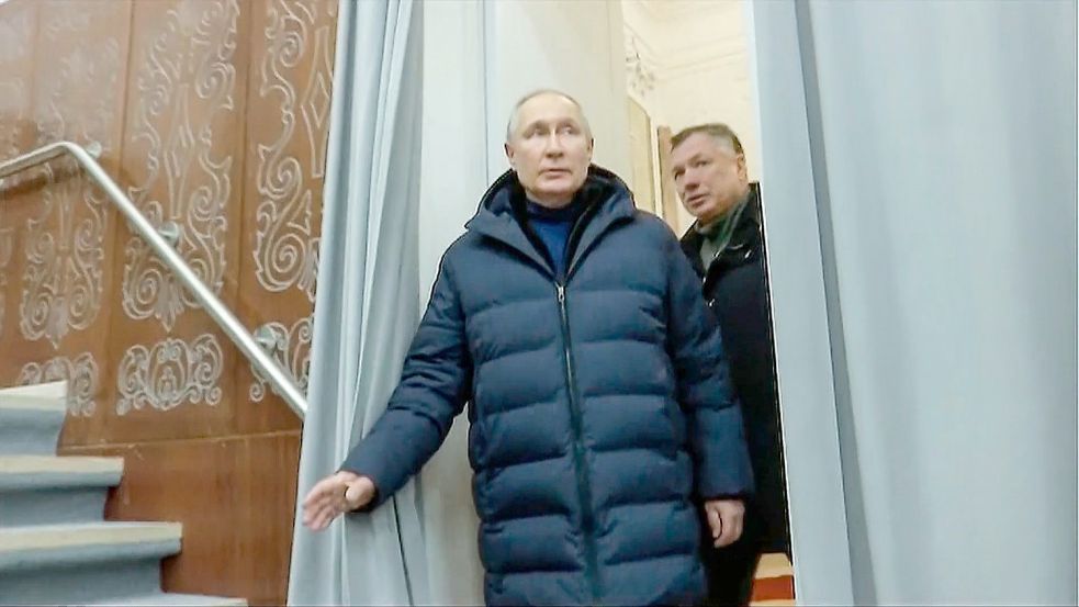 Russlands Präsident Wladimir Putin in Begleitung des stellvertretenden Ministerpräsidenten Marat Khusnullin. Foto: Russian TV/AP/dpa