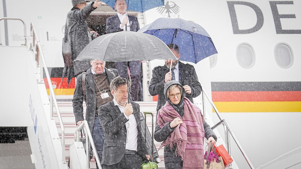 Saßen länger im Flugzeug als in Tokio: Bundeskanzler Olaf Scholz reiste mit seinem halben Kabinett zu Regierungskonsultationen nach Japan. Foto: dpa