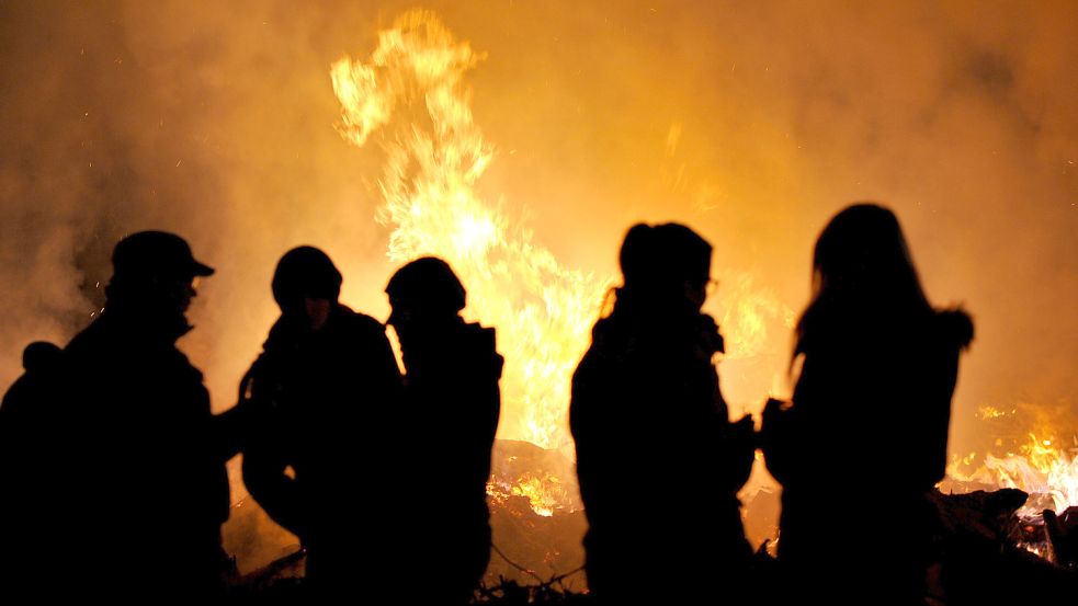 Das Osterfeuer der Wallster Feuerwehr gehört traditionell zu den größten im Landkreis Aurich – so, wie hier im Jahr 2015. Foto: Stephan Friedrichs