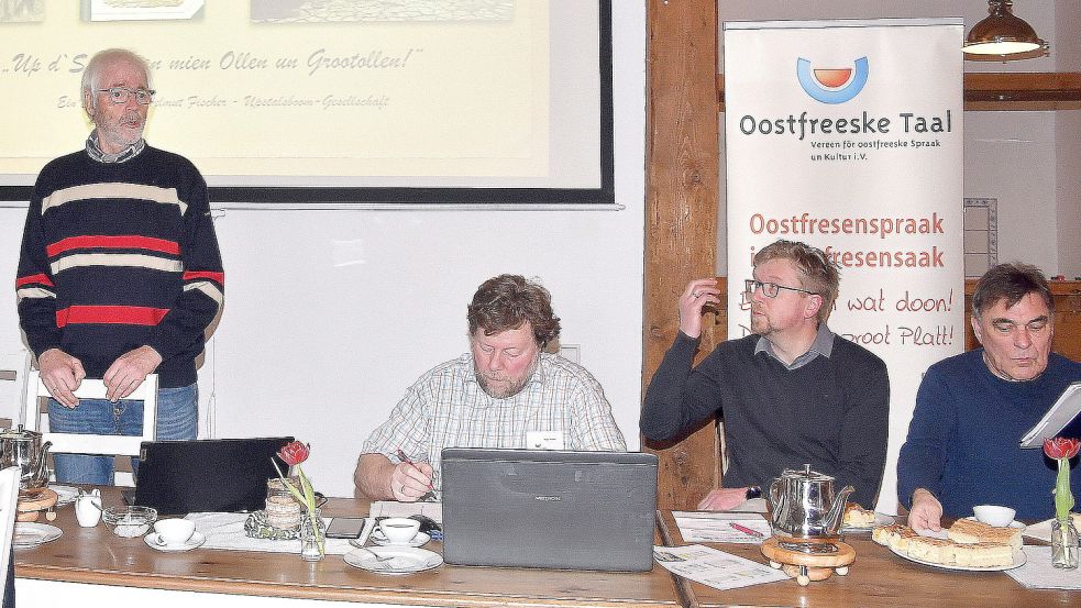 Helmut Fischer (links), Vorsitzender der Upstalsboom-Gesellschaft für historische Personenforschung und Bevölkerungsgeschichte, hielt den Vortrag „Up d’ Spoor van mien Ollen un Grootollen.“ Foto: Gerd-Arnold Ubben