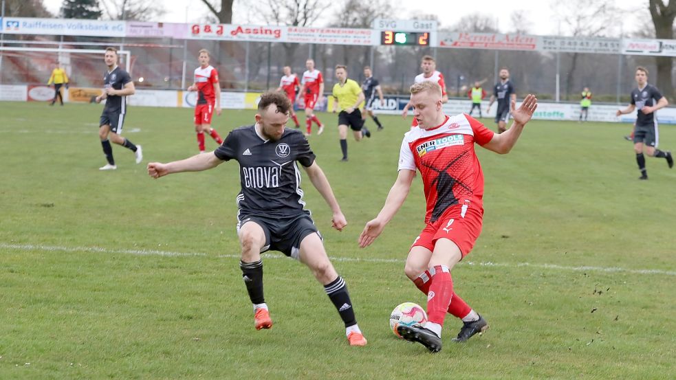 Der Fehntjer Janek Freudenberg im Duell mit seinem Gegenspieler vom TV Bunde. Großefehn zitterte sich am Ende zum 3:2-Erfolg. Foto: Wilfried Gronewold