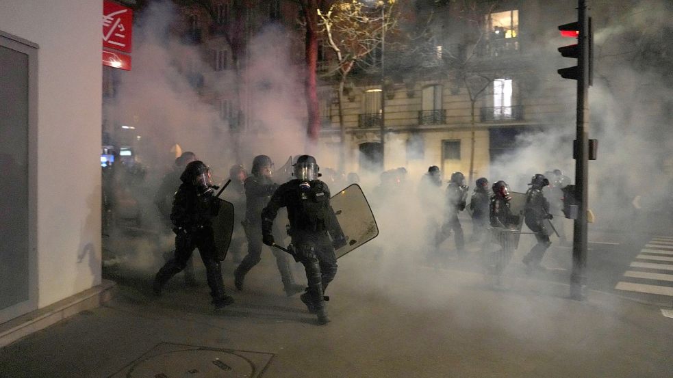 Seit Wochen kämpfen Gewerkschaften mit Streiks und Massendemonstrationen gegen die Rentenreform. Foto: Lewis Joly/AP