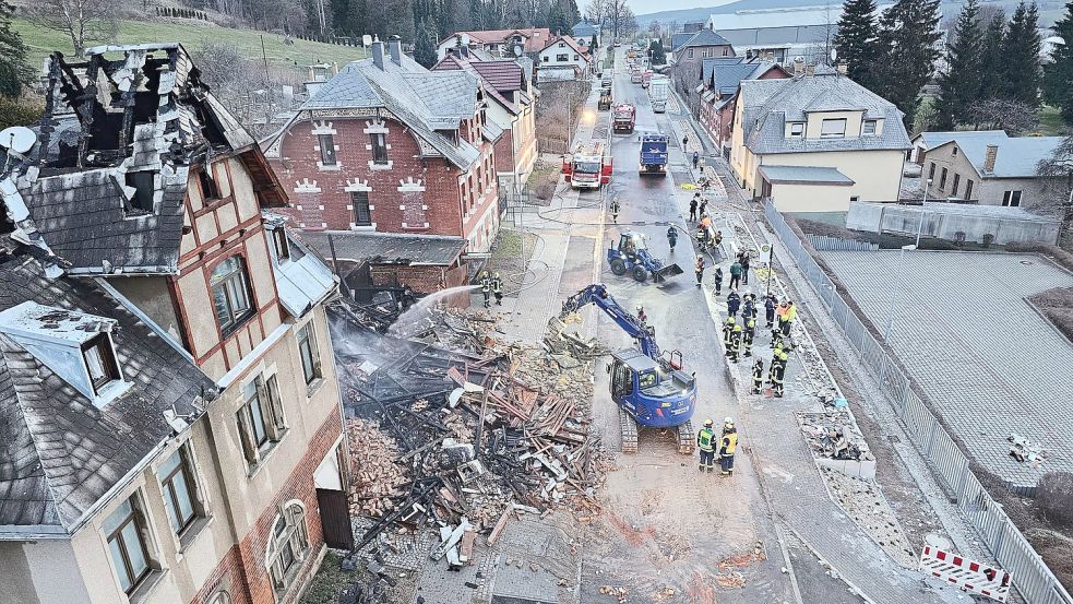 Die Ursache für den Brand ist bisher unklar, nach Polizeiangaben nahmen Anwohner „zunächst eine laute Explosion wahr“. Foto: Mike Müller/dpa