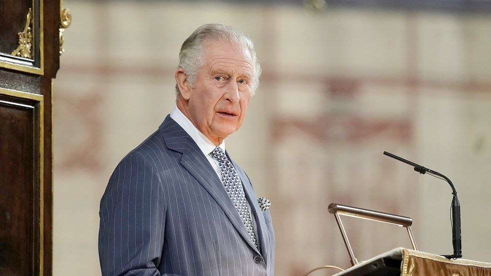 Erinnert mit einem Foto an seine verstorbene Mutter: König Charles. Foto: Jordan Pettitt/PA Wire/dpa