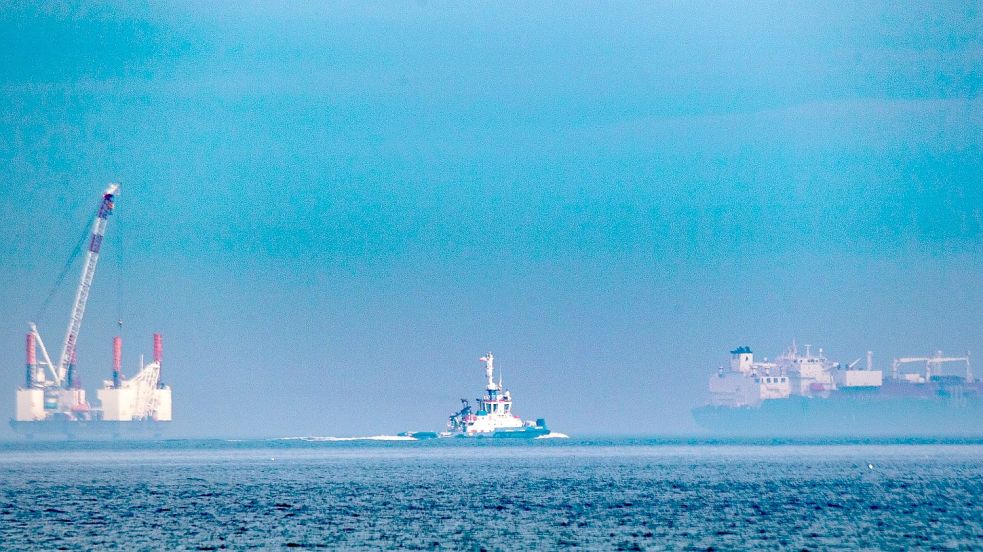 Die Offshore-Arbeitsplattform „JB119“ und der LNG Tanker in der Ostsee vor dem Ostseebad Sellin. Foto: Stefan Sauer/dpa