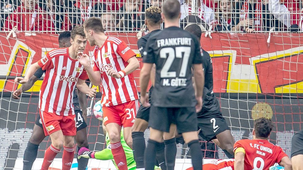 Rani Khedira (liegend) sorgte beim Union-Sieg gegen die Eintracht für die Führung. Foto: Andreas Gora/dpa