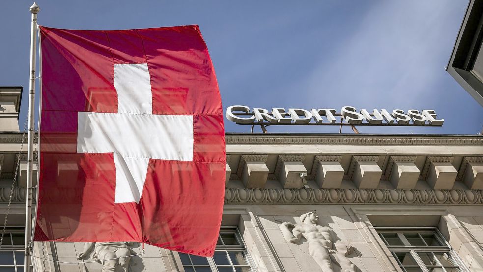 „Alle haben Angst vor dem Kollaps“: Die Flagge der Schweiz weht neben dem Logo der Schweizer Bank Credit Suisse in Luzern. Foto: Michael Buholzer/KEYSTONE/dpa