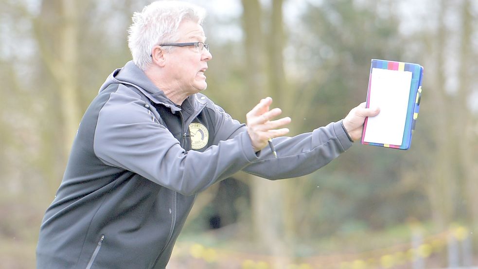 TuS-Trainer Bruno Mönck konnte es nicht fassen: Seine Mannschaft verlor mit 0:1 gegen Strudden.Foto: Bernd Wolfenberg