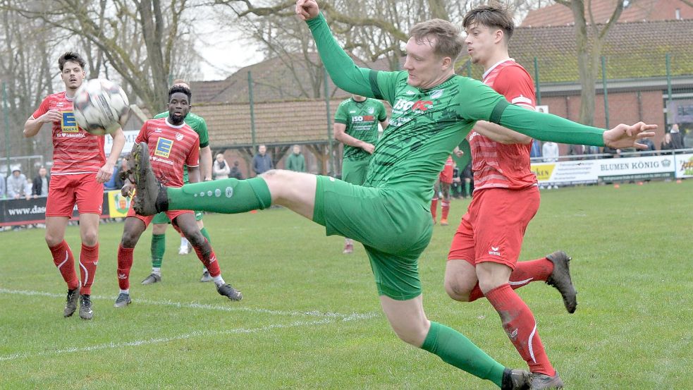 In der ersten Hälfte gab der SV Wallinghausen (grüne Trikots) den Ton im Derby gegen die SpVg Aurich an. Die Gastgeber führten verdient mit 1:0 bis zur Pause. Die Gäste waren zum Zuschauen verdonnert. Das sollte sich später ändern. Fotos: Bernd Wolfenberg