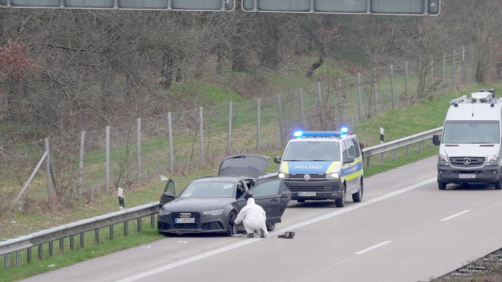 Die Polizei hat am Montagmorgen das Auto von mutmaßlichen Automatensprengern auf der A29 gestoppt. Foto: NWM-TV