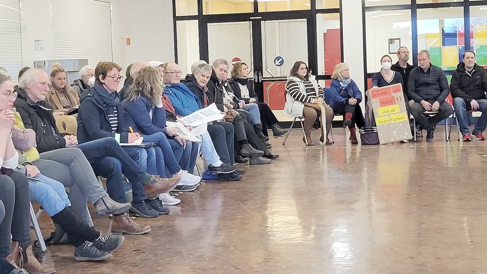 Rund 40 Einwohner kamen zur Sitzung des Umweltausschusses, um ihrem Protest gegen die Bebauung des Kolklandes Ausdruck zu verleihen. Foto: Rebecca Kresse