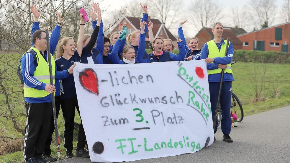 Die Freude bei den Rahester Werferinnen und ihren beiden Anweisern war nach dem Heimsieg gegen Müggenkrug groß. Nach Spielschluss wurde ein Banner ausgerollt. Der Verein spendierte zum dritten Platz und der damit verbundenen Qualifikation zur Verbandsmeisterschaft Sekt. Die Rahesterinnen fahren als Titelverteidiger zur FKV-Meisterschaft. Fotos: Wilfried Gronewold