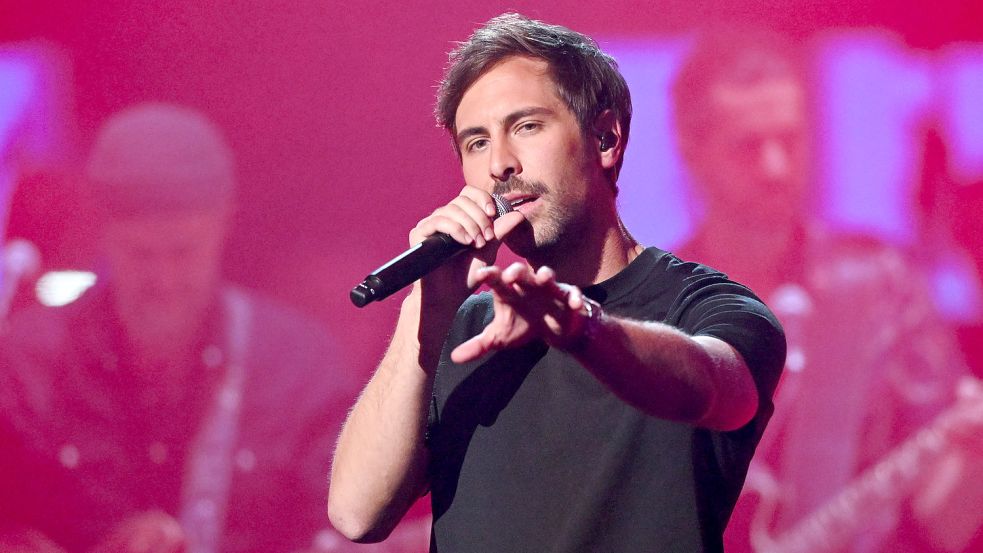 Max Giesinger trat 2022 in der ARD-Unterhaltungsshow „Your Songs“ auf. Nun macht er auf seiner Tournee Station in Aurich. Foto: DPA