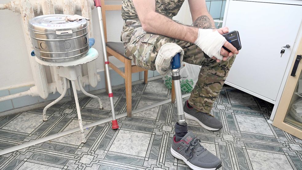 Ein verletzter ukrainischer Soldat in einem Krankenhaus. (Symbolbild) Foto: AFP/YURIY DYACHYSHYN