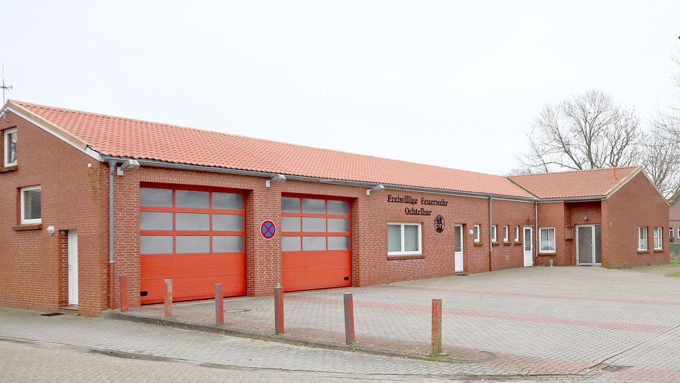 In einem Gebäude sind die Freiwillige Feuerwehr Ochtelbur und das Dorfgemeinschaftshaus (rechts) untergebracht. Foto: Romuald Banik