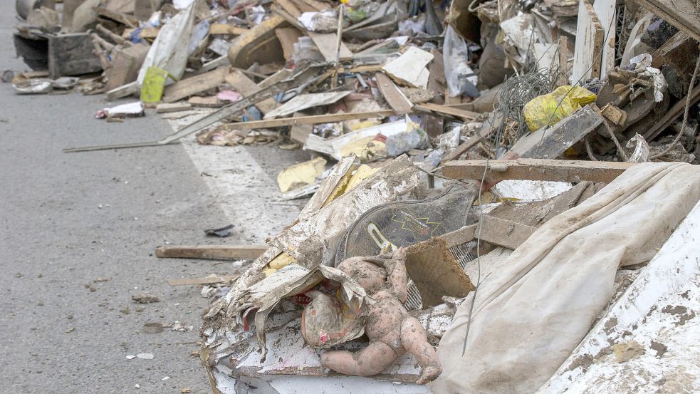Eine Ansammlung von Schutt und Trümmern liegt auf einem stillgelegten Stück einer Autobahn. Foto: DPA