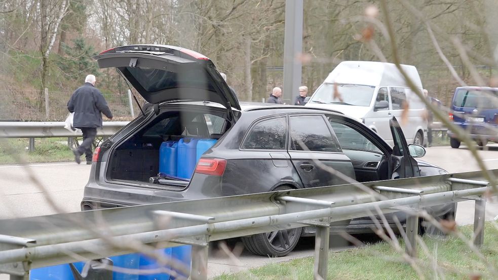 Ein mit Sprengstoff beladener Audi ist am frühen Montag auf der A29 bei Ahlhorn von der Polizei mit einem Nagelbrett gestoppt worden. Foto: NWM-TV