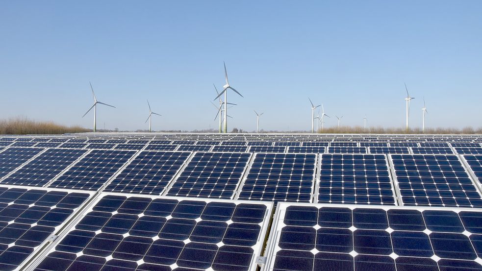 Im Brookmerland (hier die bisher einzige Photovoltaik-Anlage im Brookmerland nahe dem Windpark in Osteel-Reithamm) soll künftig mehr Energie aus Wind und Sonnenlicht gewonnen werden. Foto: Thomas Dirks