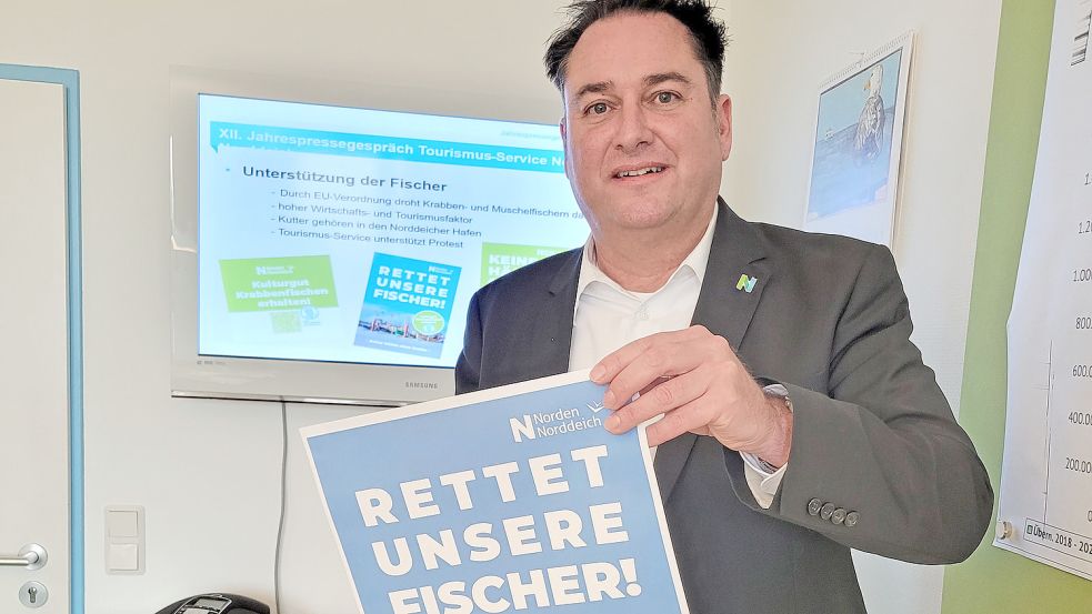 Norddeichs Kurdirektor Stefan Krieger hat eine Plakatkampagne zugunsten der Fischer gestartet. Foto: Rebecca Kresse