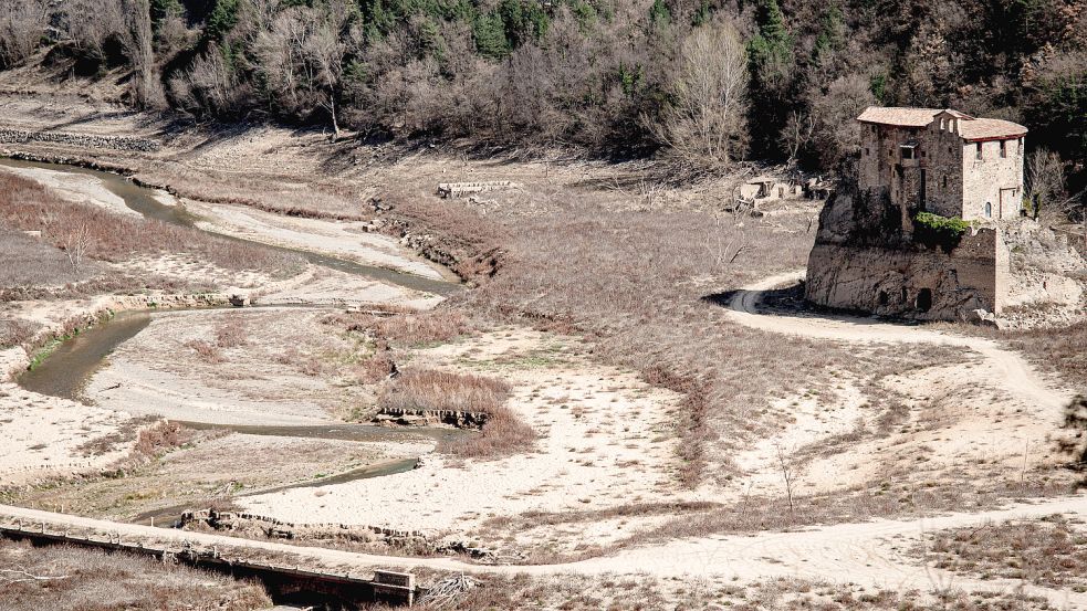 Normalerweise ist das ehemalige romanische Kloster von Sant Salvador de la Vedella von Wasser umgeben. Wegen der dramatischen Dürre ist das Flussbett des Llobregat allerdings ausgetrocknet. Foto: imago/Jordi Boixareu