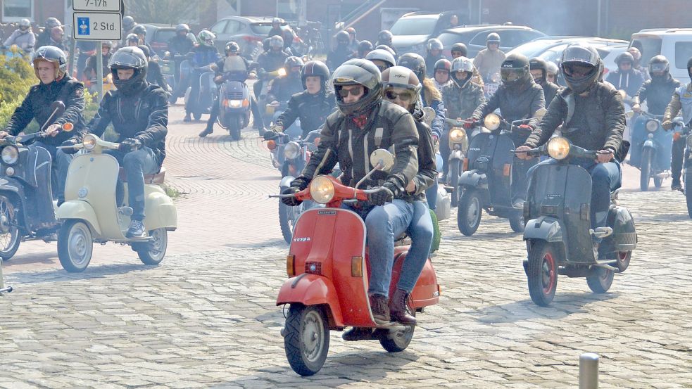 Die Rollerfahrer starteten im Jahr 2019 zu ihrer Ausfahrt. Foto: Aiko Recke