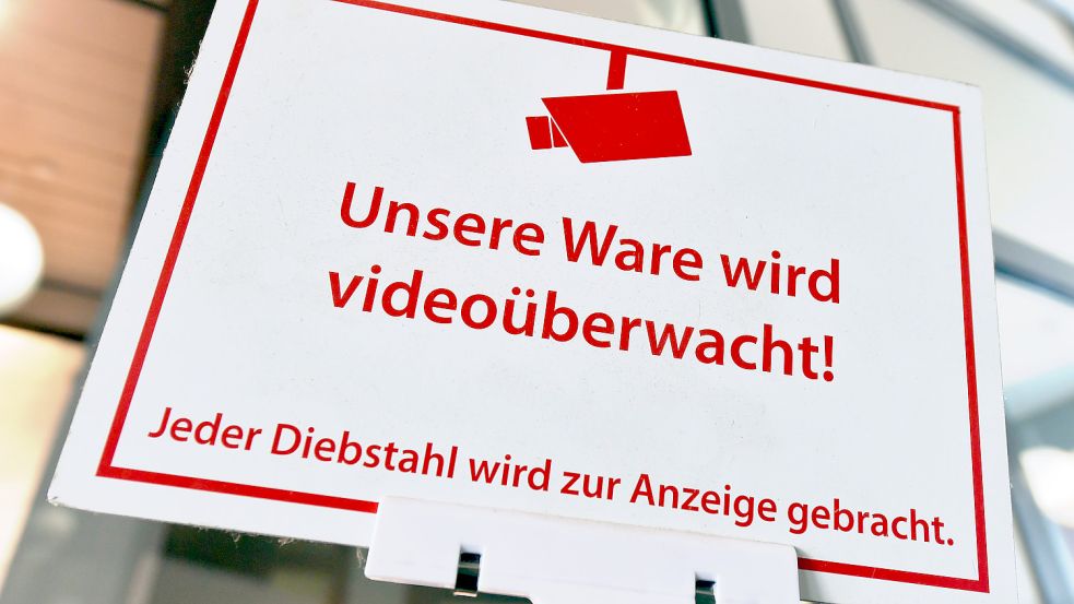 Ein Schild mit der Aufschrift „Unsere Ware ist videoüberwacht! Jeder Diebstahl wird zur Anzeige gebracht“ ist in einem Ladengeschäft zu sehen. Foto: DPA