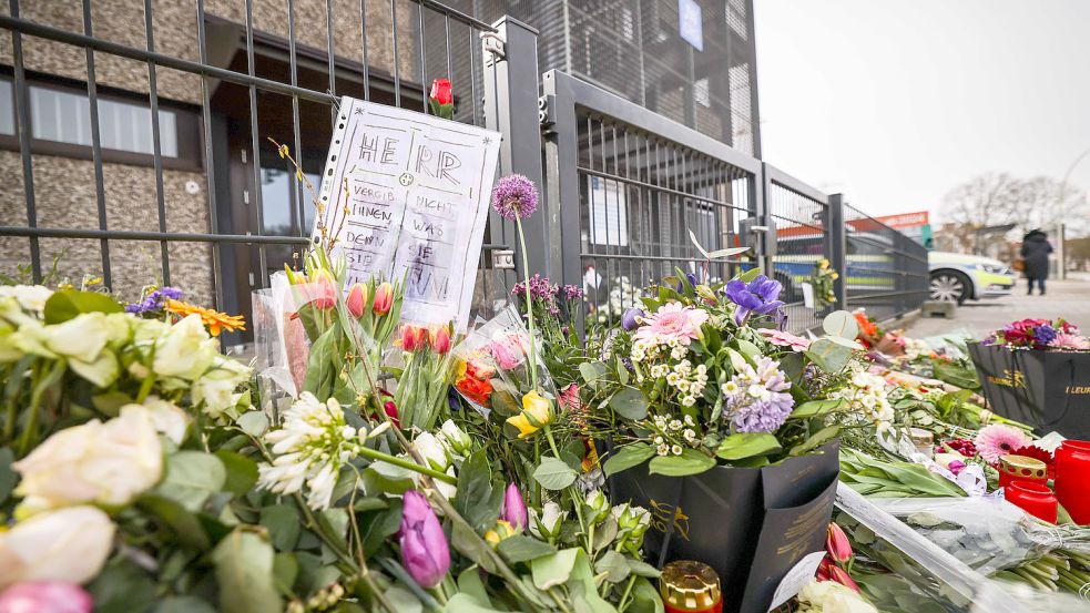 Mit Blumen und Briefen gedenken Gemeindemitglieder der Opfer der Amoktat in Hamburg. Foto: Christian Charisius/dpa