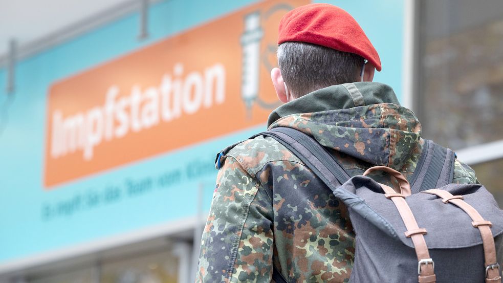 Weil ein Soldat aus Saterland sich nicht gegen Corona impfen ließ, stand er am Mittwoch vor dem Landgericht Aurich. Foto: DPA