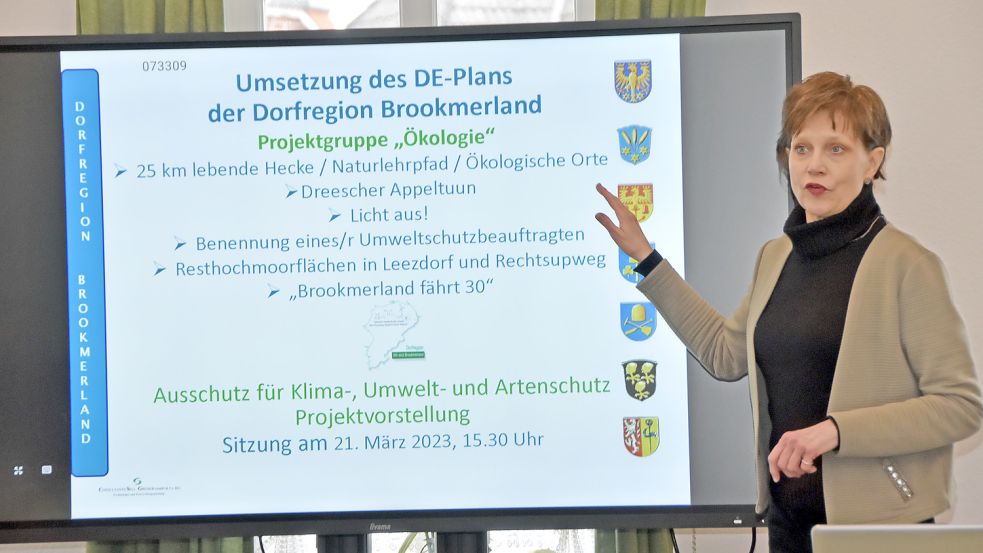 Dr. Christiane Sell-Greiser vom gleichnamigen Emder Planungsbüro stellte in der Fachausschusssitzung die Dorfregion-Projektgruppe „Ökologie“ und deren Arbeitsergebnisse vor. Foto: Thomas Dirks