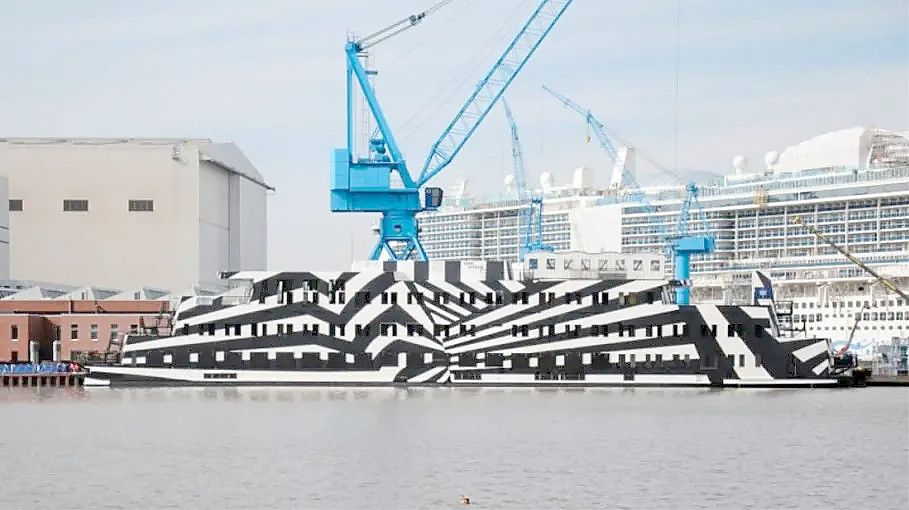 Das schwarz-weiß gestreifte Hotelschiff „Sans Vitesse“, hier vor der Papenburger Meyer Werft. Es gehört einem Unternehmen aus den Niederlanden, dass es auch als mögliche Flüchtlingsunterkunft anbietet. Foto: Christoph Assies