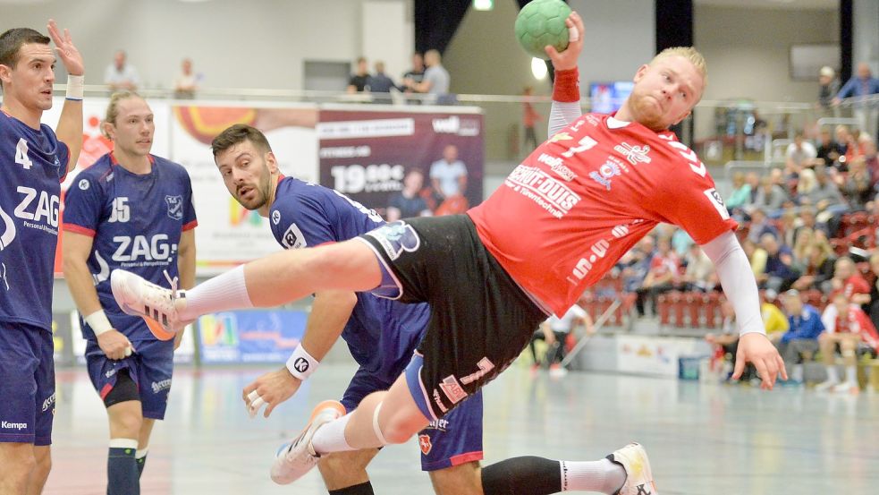 Wie schon im Hinspiel bekamen die OHV-Handballer (mit Ball Wilke de Buhr) auch im Rückspiel die Klasse der Vinnhorster zu spüren. Foto: Bernd Wolfenberg