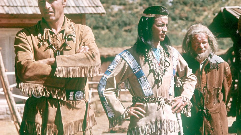 Ratlos mit Karl May? Lex Barker als Old Shatterhand, Pierre Brice als Winnetou und Ralf Wolter als Sam Hawkens (l-r) in einer Szene des Films „Der Schatz im Silbersee“. Foto: dpa-Bildfunk