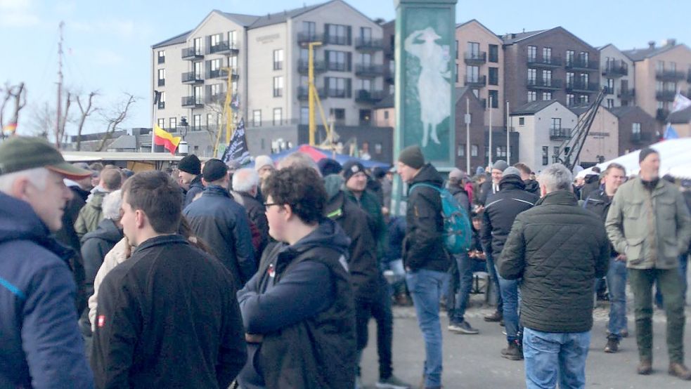 Immer mehr Menschen treffen in Büsum ein, um vor der Agrarministerkonferenz zu demonstrieren. Foto: Carsten Noormann