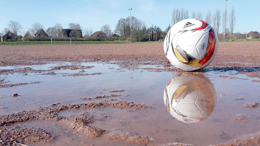 Der Hartplatz des Sportzentrums in Upgant-Schott befindet sich in einem schlechten Zustand. Foto: Thomas Dirks