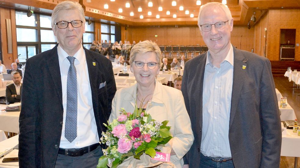Kreistagsvorsitzender Kuno Behrends (links, SPD) und Finanzausschuss-Vorsitzender Arnold Gossel (CDU) verabschiedeten Kämmerin Irene Saathoff am Donnerstag in der Stadthalle. Foto: Aiko Recke