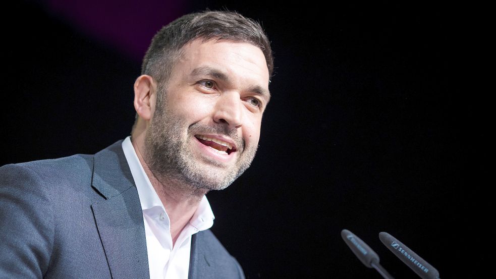 Will die FDP in Niedersachsen wieder erfolgreichen machen und ist überzeugt, dass der Partei die Rückkehr in den Landtag gelingt: der neue Landeschef der Liberalen, Konstantin Kuhle (34). Foto: Moritz Frankenberg/dpa