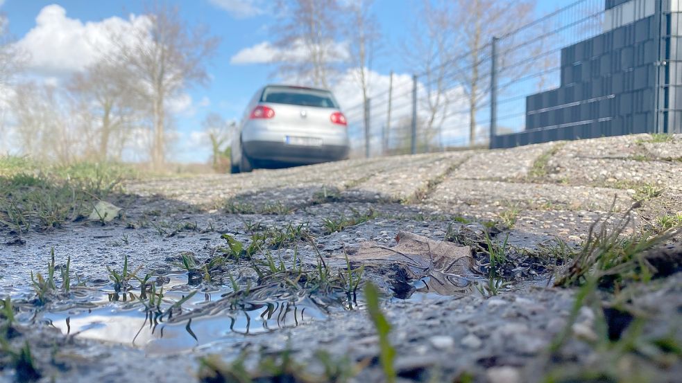 Tiefe Versackungen und handbreite Fugen: Der Alander Weg in Ostvictorbur ist in desolatem Zustand. Foto: Holger Janssen