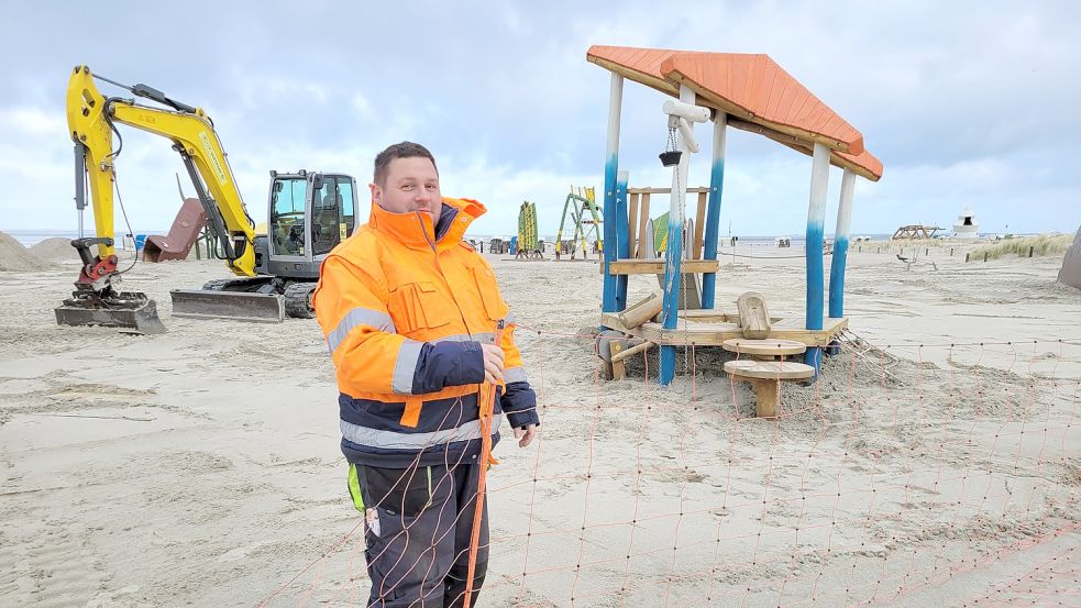 Dominik Rohe von der Firma Kröger ist dabei, die Spielgeräte am Norddeicher Strand wieder aufzubauen. Foto: Rebecca Kresse