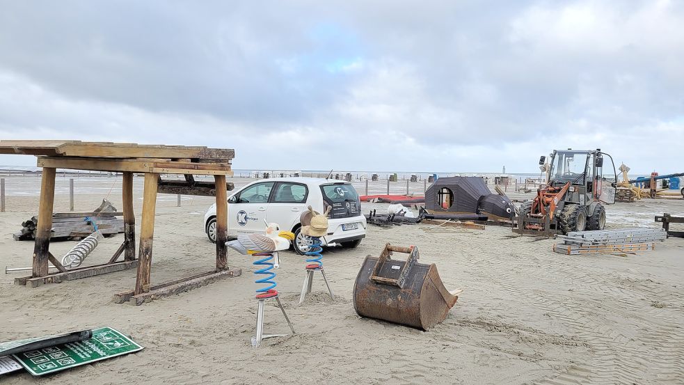 Der Strandaufbau ist in vollem Gang. Noch liegt aber viel Arbeit vor den Mitarbeitern. Foto: Rebecca Kresse