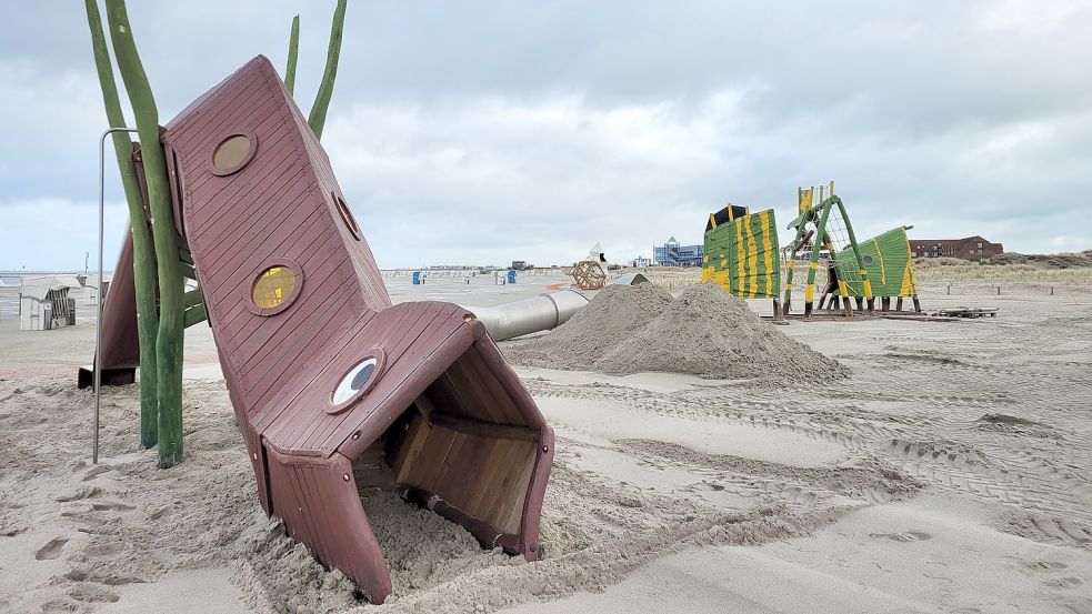 Die ersten Spielgeräte stehen bereits wieder am Norddeicher Strand. Foto: Rebecca Kresse