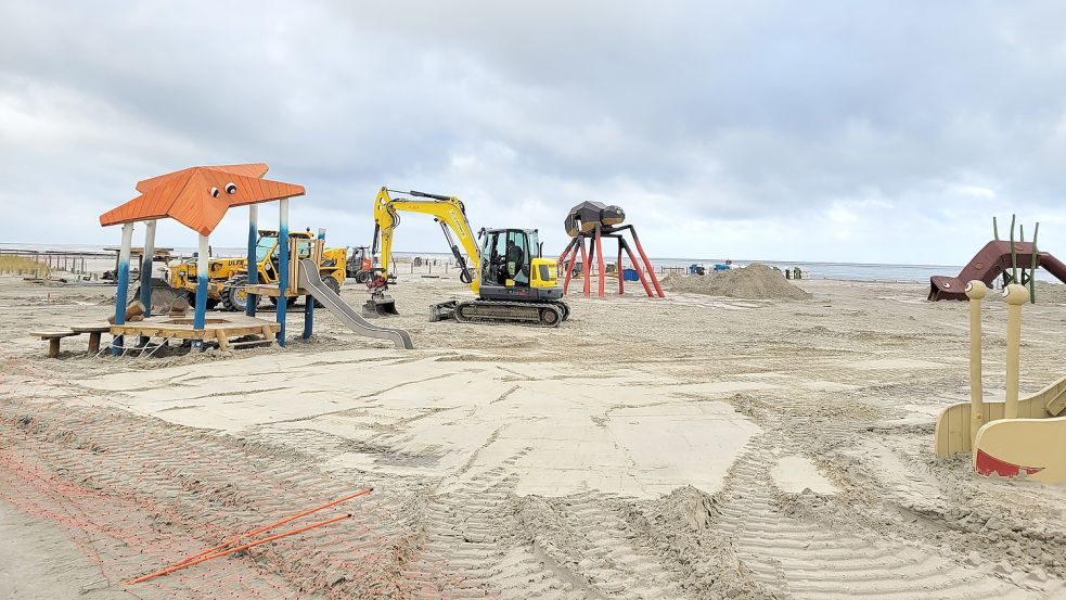 Mit schwerem Gerät wird der Norddeicher Strand für die ersten Urlaubsgäste vorbereitet. Foto: Rebecca Kresse