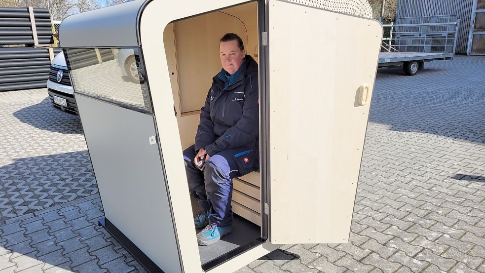 Dörthe Janssen vom Tourismus-Service Norden-Norddeich sitzt in der neuen Strandkorbsauna, die in dieser Saison in Norddeich am Strand erstmals aufgestellt wird. Foto: Rebecca Kresse