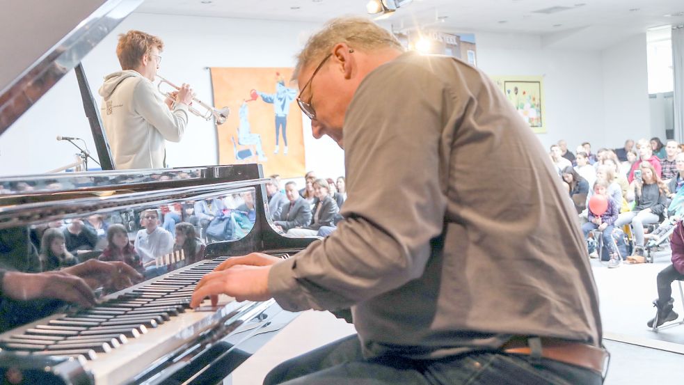 Frerich Max (Trompete), Hartwig Oldenettel (Klavier) und Dirk Matulla (Bass, nicht im Bild) spielten zur Eröffnung im Forum der IGS Aurich. Fotos: Romuald Banik