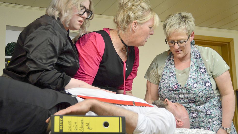 Da liegt er: Börgmester Volker Vienna, noch betüdelt von Saskia Barkhoff (von links), Kim Janssen und Iona Barkhoff. Doch die drei Frauen werden ihn noch in den Himmel schicken. Foto: Gerd-D. Gauger