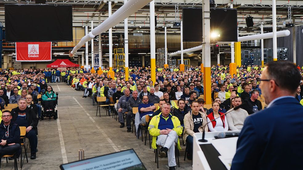 Betriebsratsvorsitzender Manfred Wulff sprach am Freitag vor mehreren tausend Beschäftigten bei der Betriebsversammlung im Emder VW-Werk.Foto: VW Emden