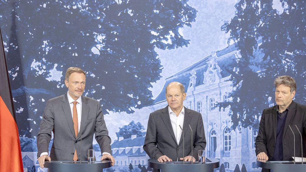 Bei der Kabinettsklausur konnten sie den Streit nicht ausräumen: Kanzler Olaf Scholz (Mitte), Finanzminister Christian Lindner (links) und Wirtschaftsminister Robert Habeck. Foto: IMAGO/Christian Ender