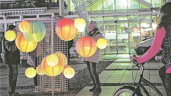 Im Jahr 2019 fand die erste Earth Hour an der Markthalle in Aurich statt. Diesmal soll das Programm umfangreicher sein – an der Lambertikirche. Foto: Helmut Vortanz