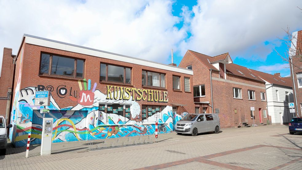 Das Haus zwischen dem weißen Gebäude der früheren Stadtbäckerei und der Kunstschule soll der Zufahrt für die Tiefgarage des neuen Stadthauses an der Marktpassage weichen. Foto: Romuald Banik