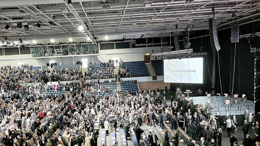 Blick in die Alsterdorfer Sporthalle am Ende der Trauerfeier Foto: Redaktion